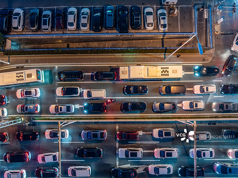 交通拥堵。黄昏时的交通高峰期通勤图片素材