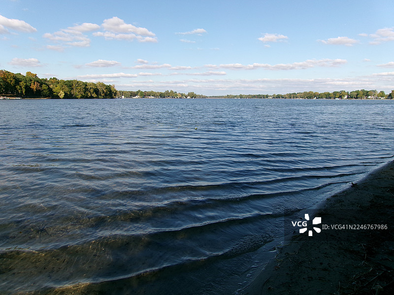 宁静湖泊的风景，远处的树木，蓝天白云，美国波特奇图片素材