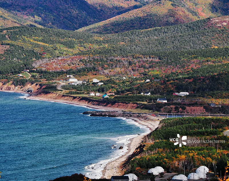 加拿大布雷顿角海滨小镇高角度视角，远眺山峦与秋季树林图片素材