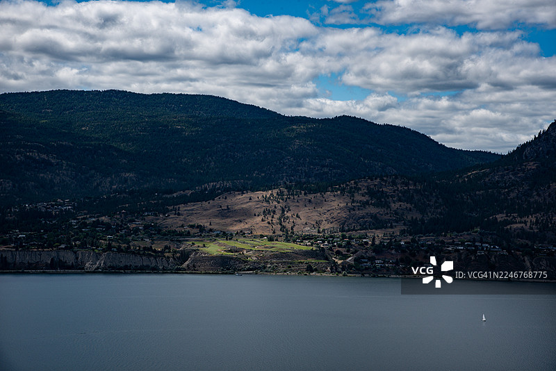 加拿大潘提克顿，湖光山色，远眺帆船，云层密布的天空图片素材