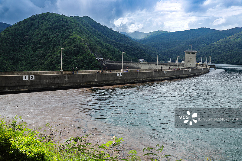 游客在普密蓬大坝图片素材