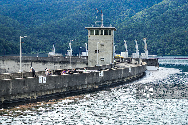 游客在普密蓬大坝图片素材