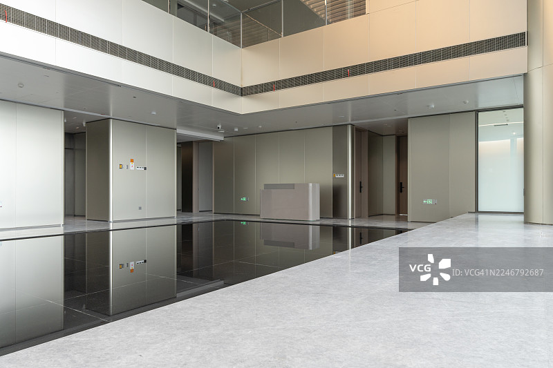 现代室内设计，带有反光地板和简约美学图片素材