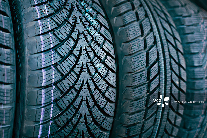 具有不同胎面花纹的汽车轮胎。汽车配件和轮胎店。服务站。冬季和夏季轮胎。图片素材