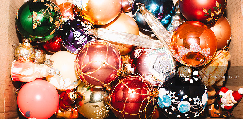 圣诞装饰品放在纸板箱里图片素材