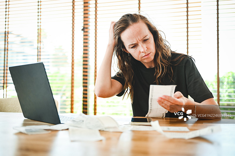 一位女士在计算预算图片素材