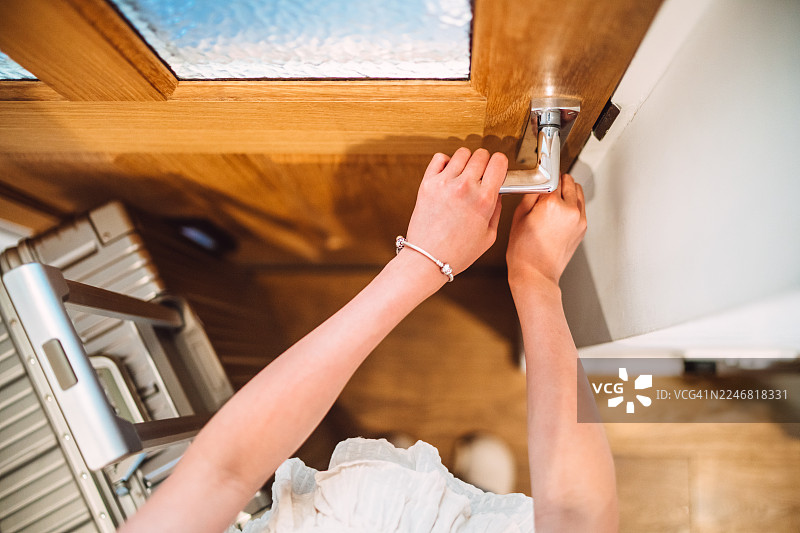 孩子打开门，带着行李抵达度假屋图片素材