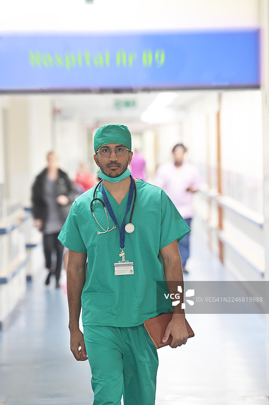 医生/外科医生走在医院走廊里图片素材