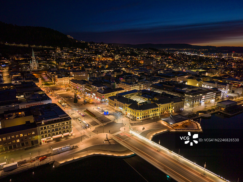 十一月一个清晨的德拉门镇广场图片素材