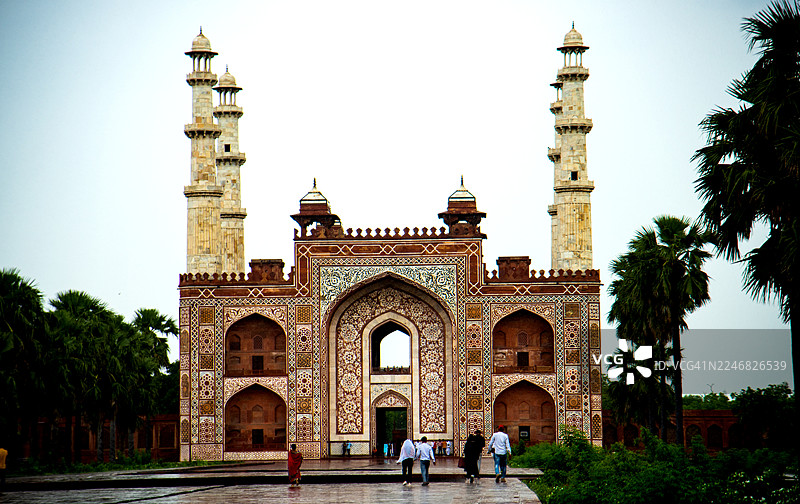 印度阿格拉西坎德拉的莫卧儿皇帝阿克巴陵墓，游客参观图片素材