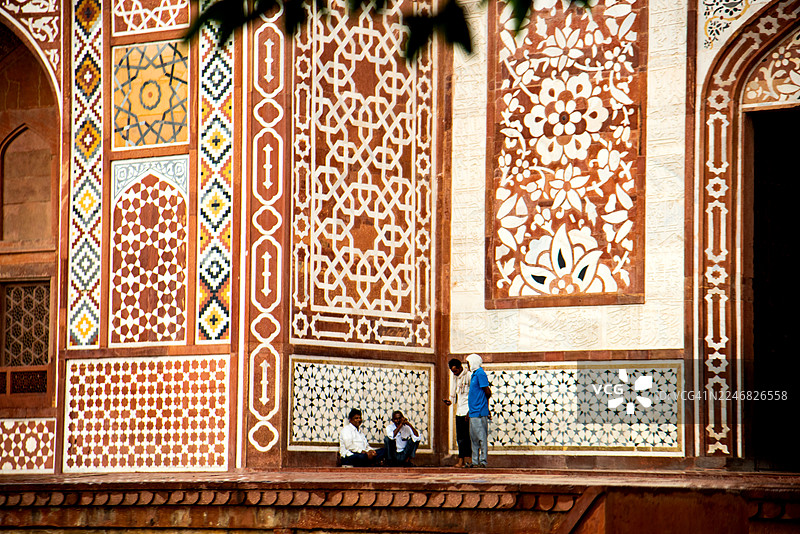 游客参观印度阿格拉西坎德拉的莫卧儿皇帝阿克巴陵墓图片素材