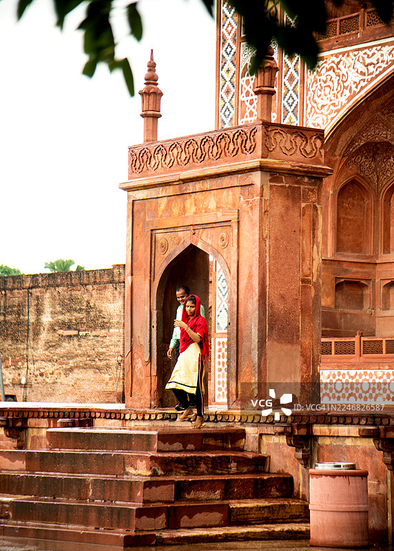 游客参观印度阿格拉西康德拉的莫卧儿皇帝阿克巴陵墓图片素材