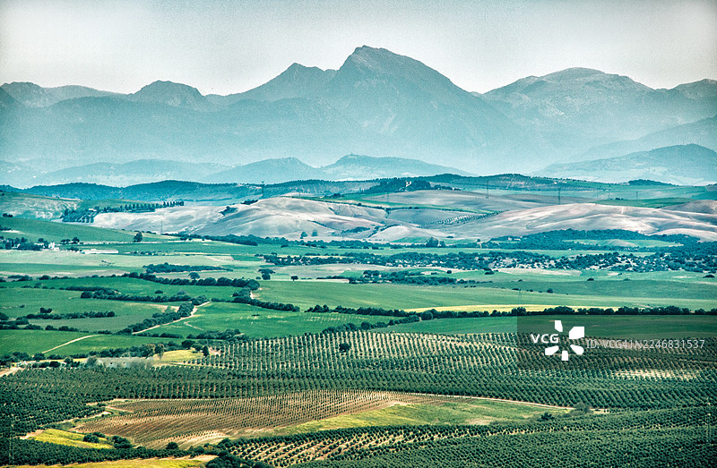 西班牙安达卢西亚瓜达尔基维尔河谷航拍图，背景为格萨莱马山脉图片素材