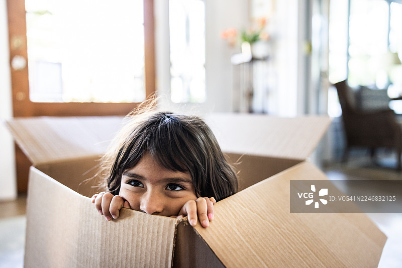 小女孩在家玩纸箱图片素材