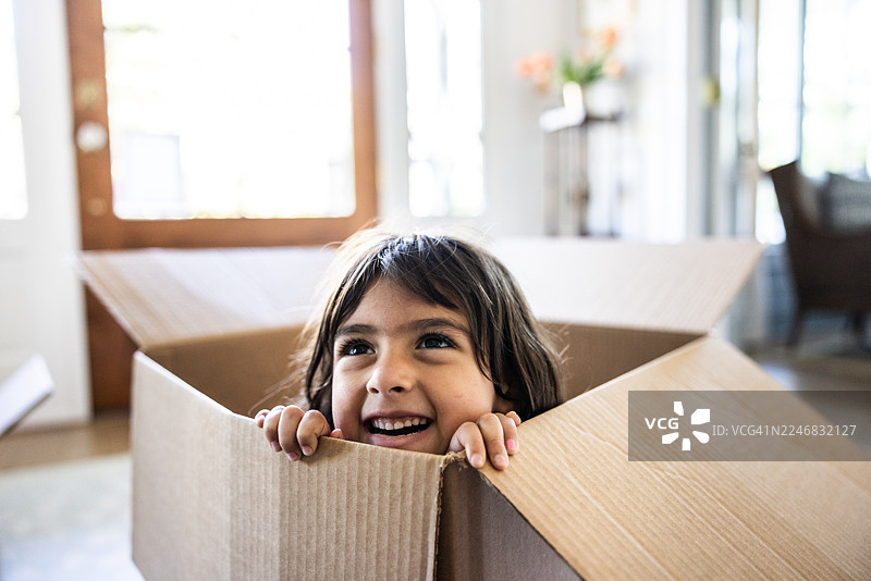 小女孩在家玩纸箱图片素材