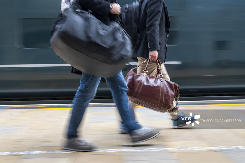 火车出行高峰期图片素材