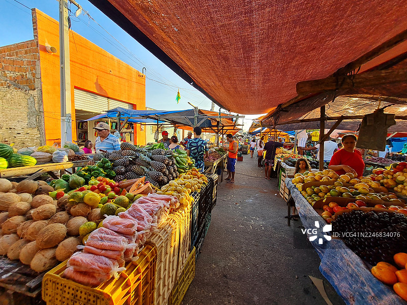 露天市场，如圣本托杜诺尔特市场，是巴西东北部内陆和沿海城市街道上的传统。这个传统的民间市场每周举行一次，为城市提供当地的水果、蔬菜和豆类。图片素材