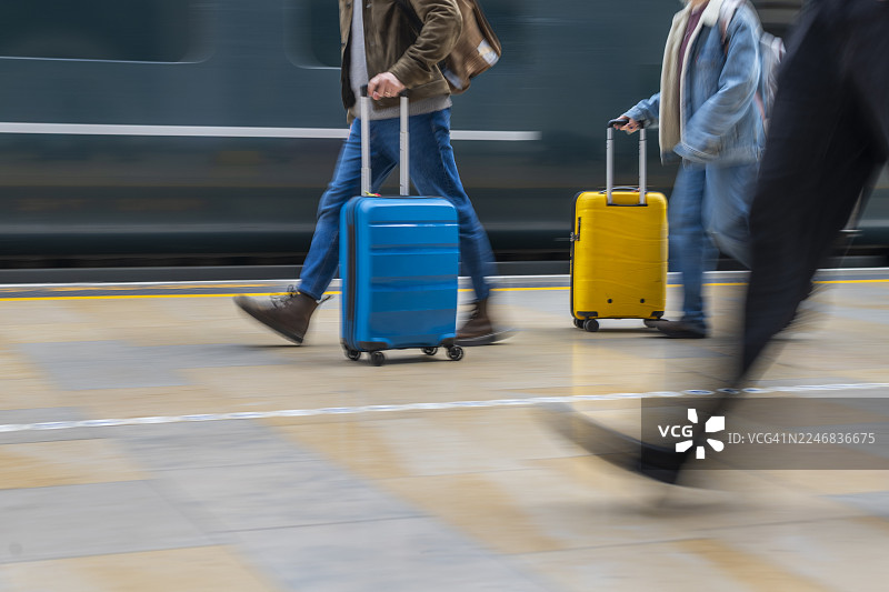 带轮子的行李箱图片素材