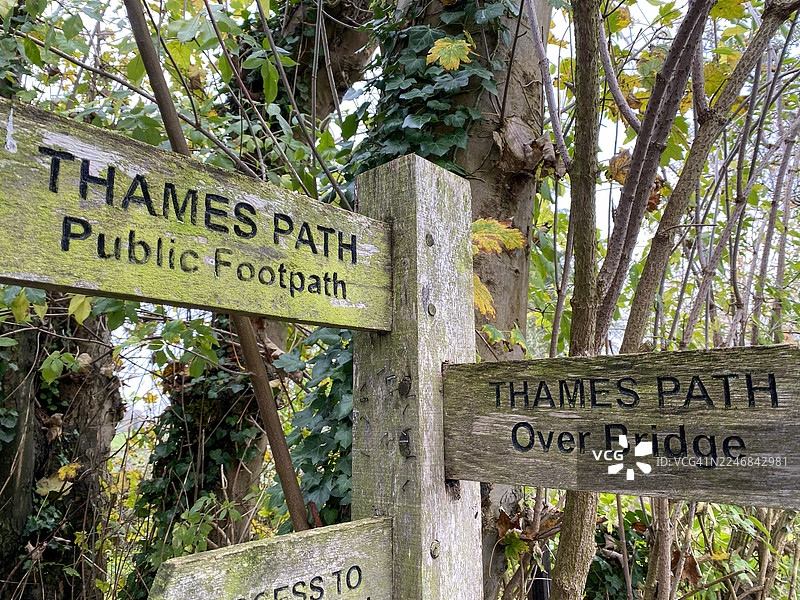 库克汉姆和伯恩恩德之间泰晤士河畔小径的指示牌图片素材