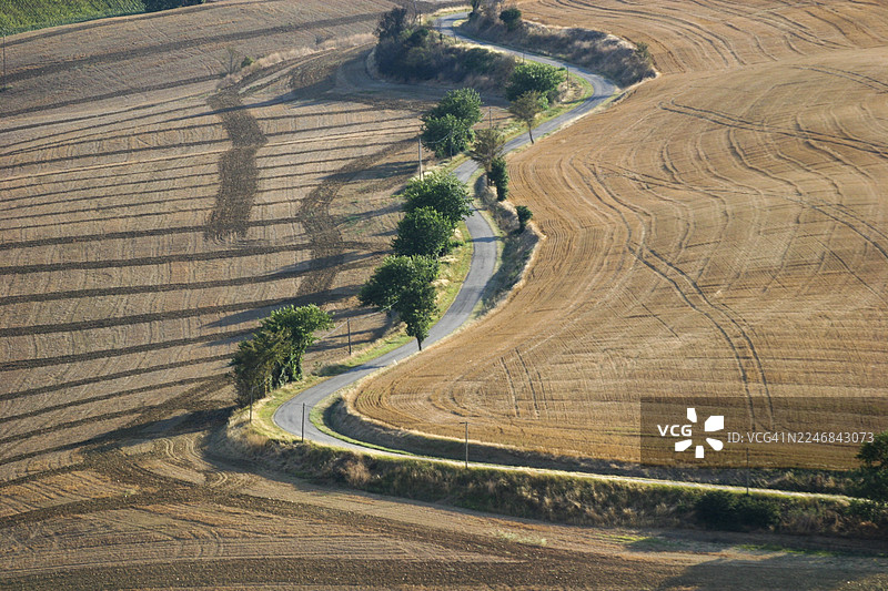 法国西南部奥德省通往法雅克-拉-雷朗克的乡村小路图片素材