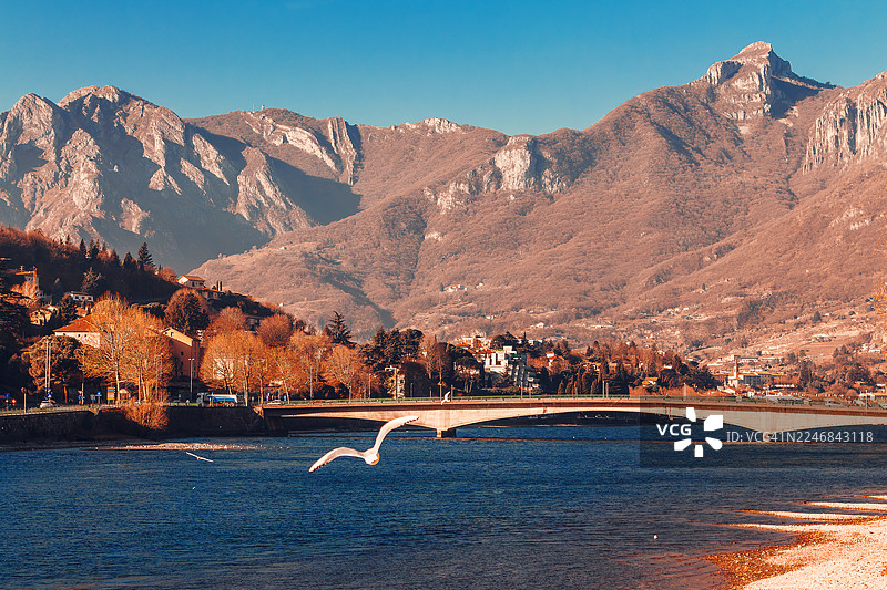 意大利伦巴第大区莱科附近的科莫湖，有桥梁和山景图片素材