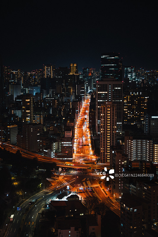 夜晚的东京城市景观。明亮的灯光照亮繁忙的街道图片素材