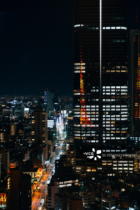 霓虹闪烁的东京夜景，高楼林立，灯火辉煌，车水马龙图片素材