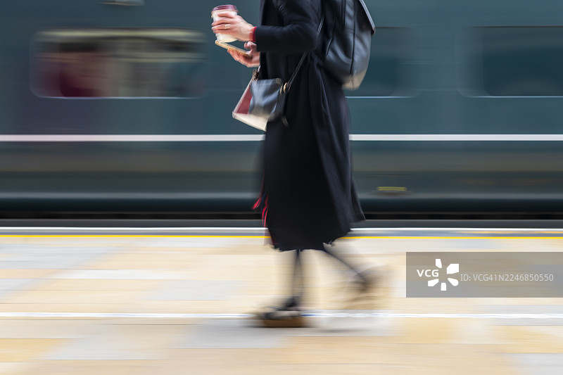 忙碌的通勤者赶火车图片素材