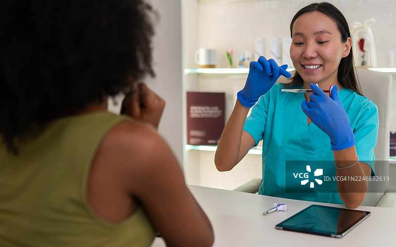 在美容诊所寻求建议图片素材