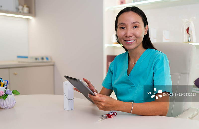 一位年轻女皮肤科医生的肖像图片素材