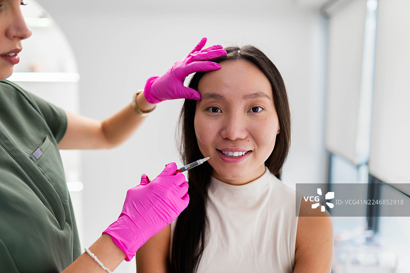 等待我的肉毒杆菌注射图片素材