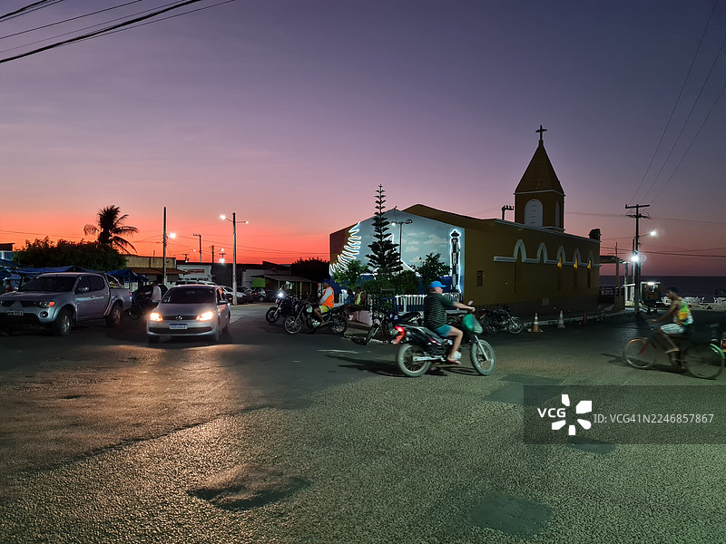 傍晚时分，圣本托多诺尔特教堂后面中央广场的活动景象。图片素材