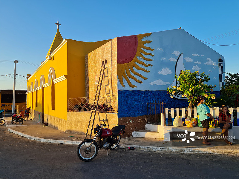 巴西，北里奥格兰德州，圣本托多诺特教堂后面的公交车站，两位女士提着购物袋在等公交车。图片素材