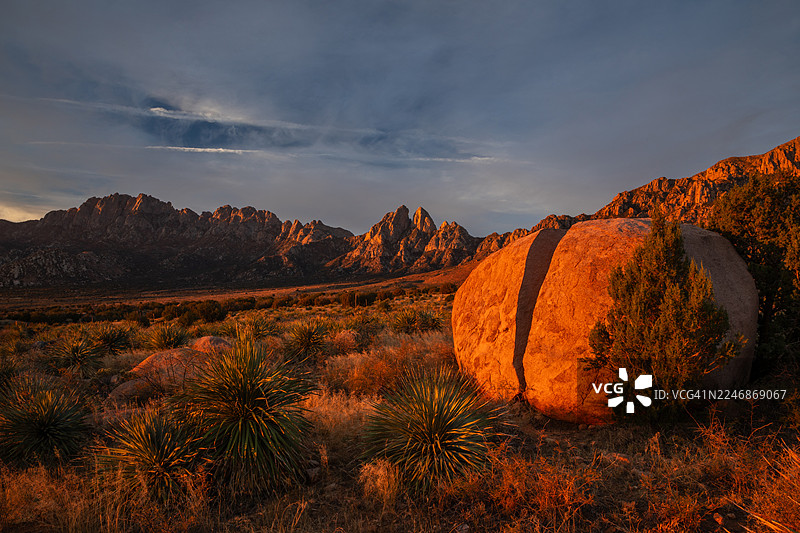 分裂岩石的日出图片素材