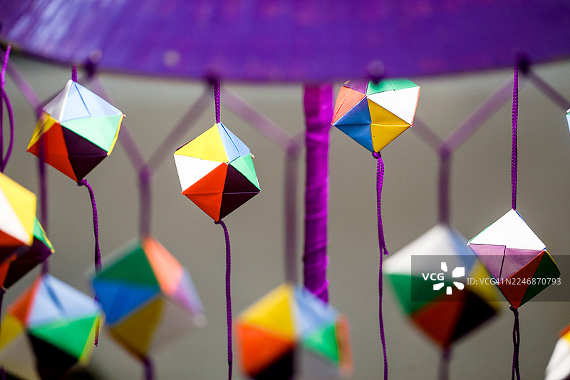 灯罩上装饰着五颜六色的立方体纸盒图片素材