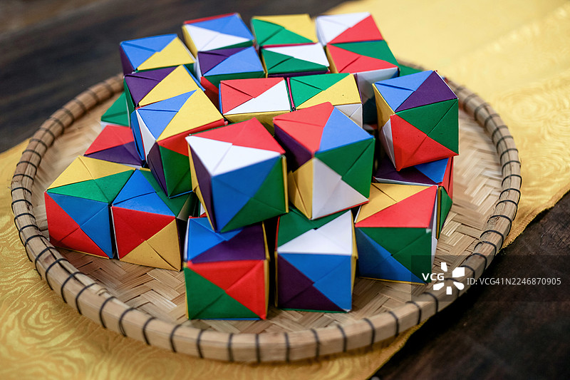 多色立方体形状的蛋糕包装纸图片素材