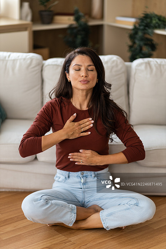 年轻女子在家中进行呼吸练习图片素材