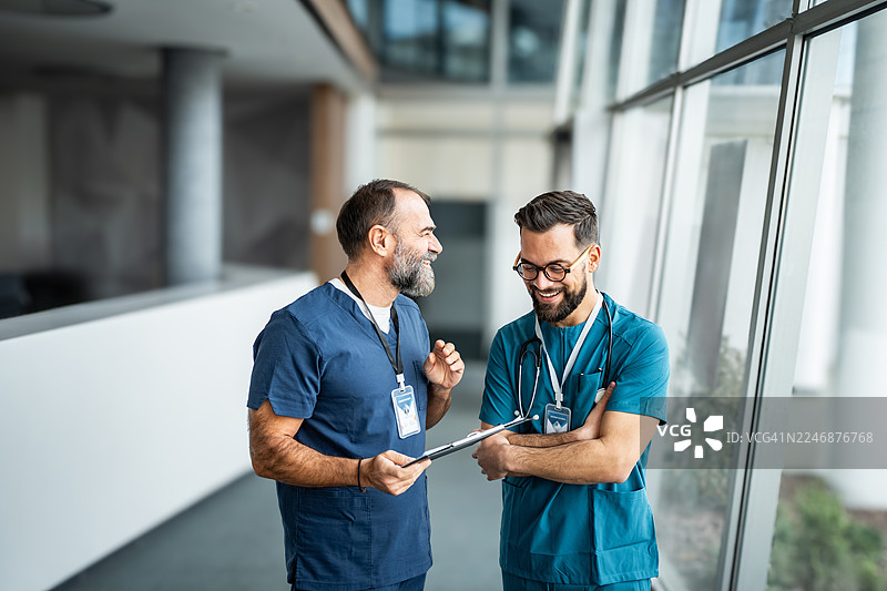 医疗团队的男人们在医院里交流并分享想法图片素材