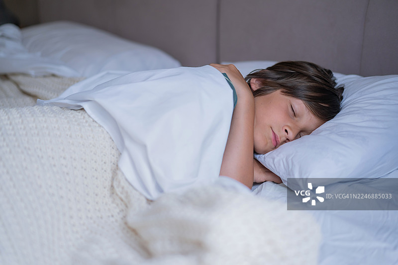 梦幻时刻：孩子在舒适的环境中安详入睡图片素材