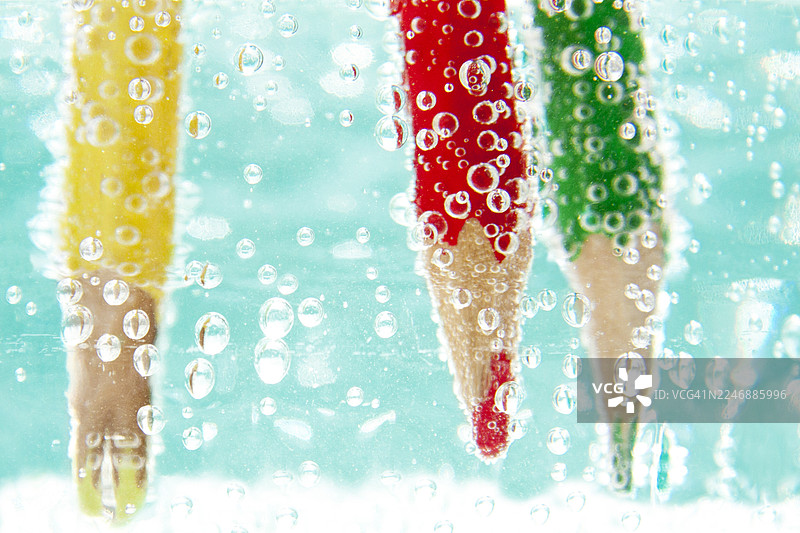 水中的彩色铅笔图片素材