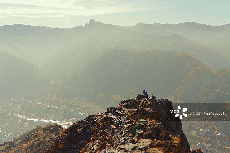 阳光下的山景与孤独的身影图片素材