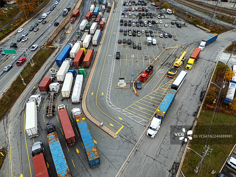 等待中的半挂卡车图片素材