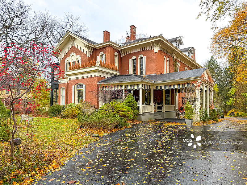 纽约州奥本市南街的冯兰德尔庄园，一座带有大门廊的砖房图片素材