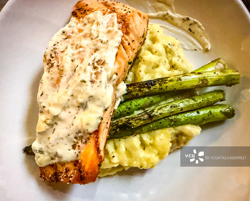 烤三文鱼、土豆泥和芦笋图片素材