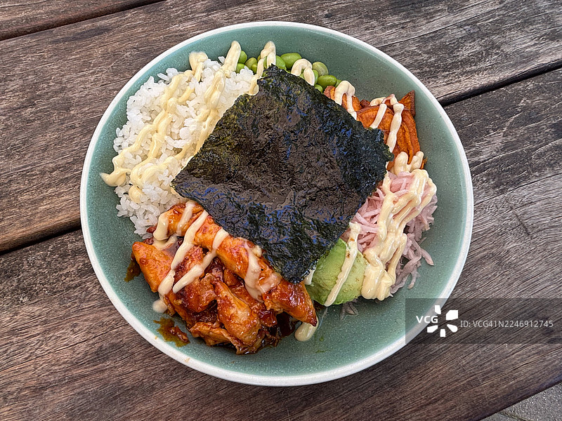 烤鸡肉、毛豆、腌制苤蓝、烤红薯、牛油果、糯米饭、柚子酱和脆海苔的波奇饭图片素材