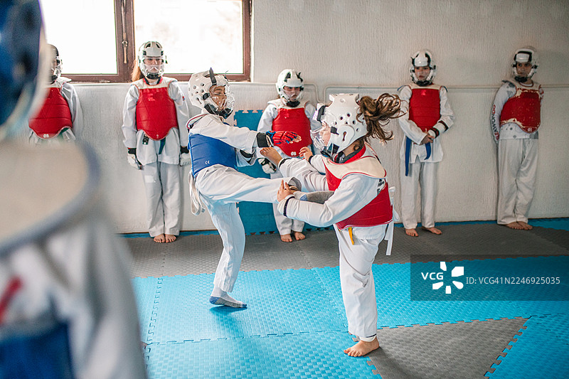 一群穿着武术服的跆拳道选手在道场练习跆拳道技术图片素材