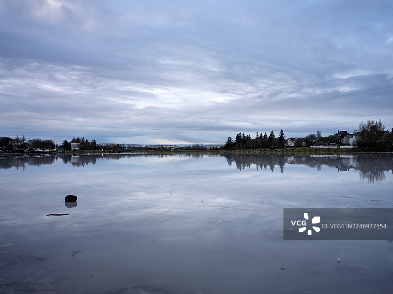 秋季雷克雅未克结冰的乔宁湖图片素材