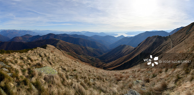 从陡峭的阿尔卑斯山峰俯瞰马焦雷湖的壮丽景色图片素材