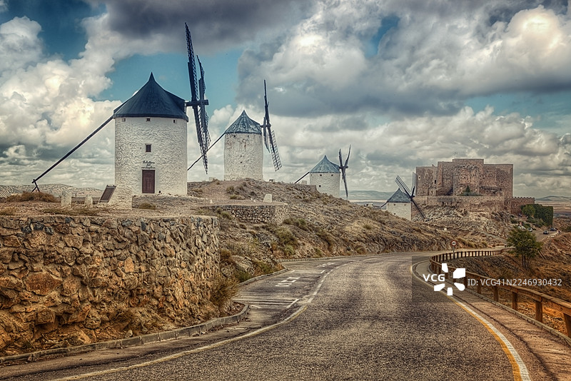 西班牙孔苏埃格拉风车和城堡路边风景画图片素材