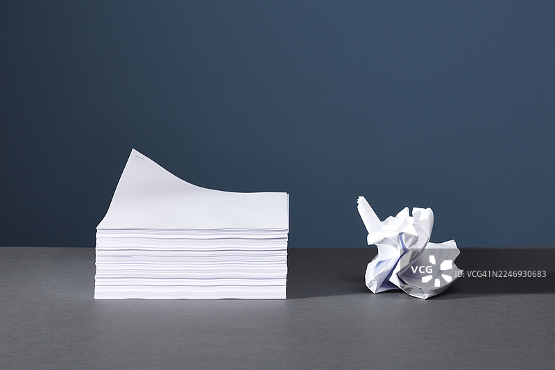 揉皱的纸团和一叠纸图片素材